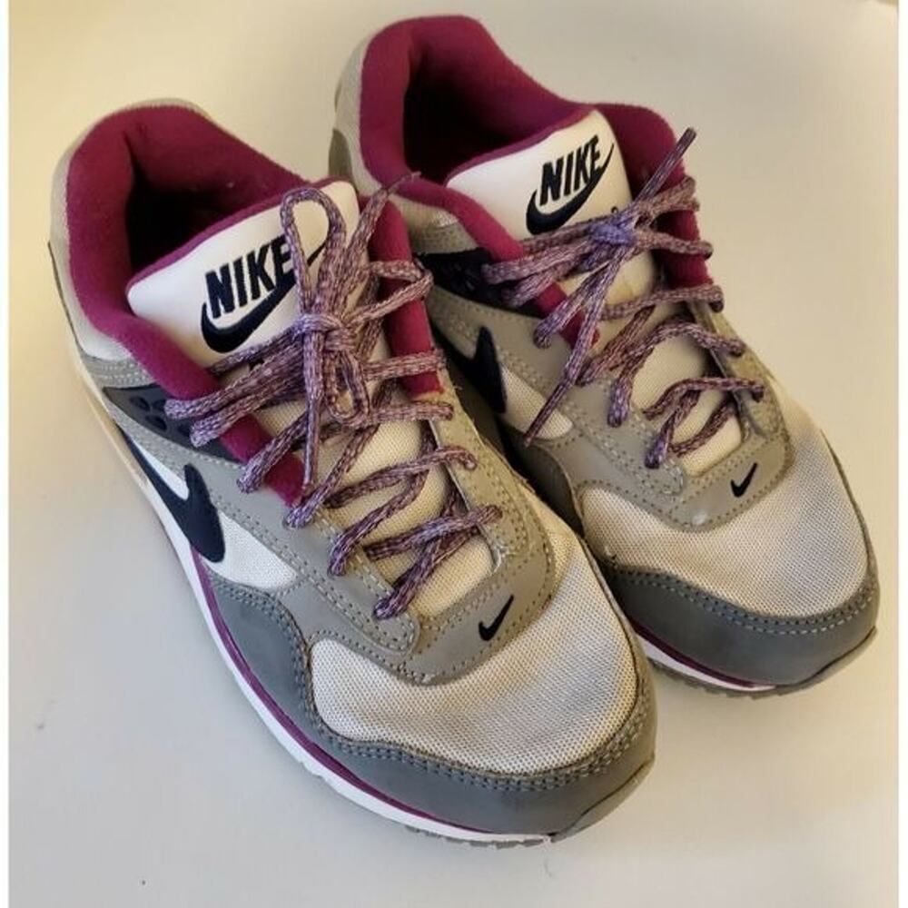 Nike air max running color gray size 5 you…
